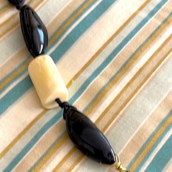 Vintage Chicos black long necklace with nuts and brass wrapped pieces of bone - Picture 6 of 12